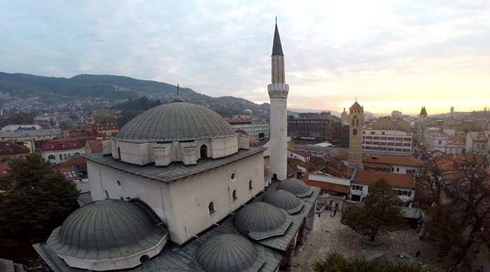 Sa munara džamija odjekuje Salla za žrtve genocida, šehide Bosne i Hercegovine