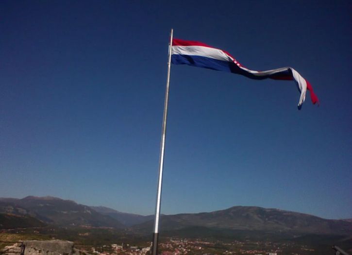 Sa tvrđave u Kninu skinuta hrvatska zastava