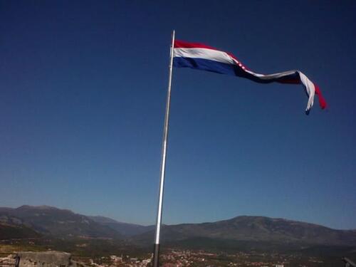 Sa tvrđave u Kninu skinuta hrvatska zastava