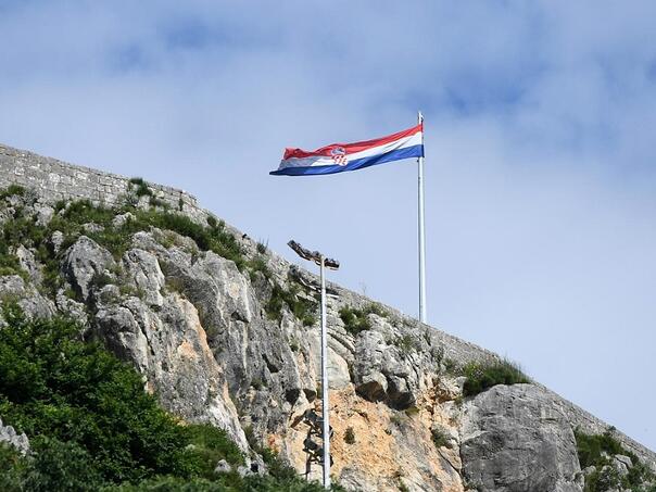 Sa tvrđave ukradena velika zastava Hrvatske, motiv je bizaran