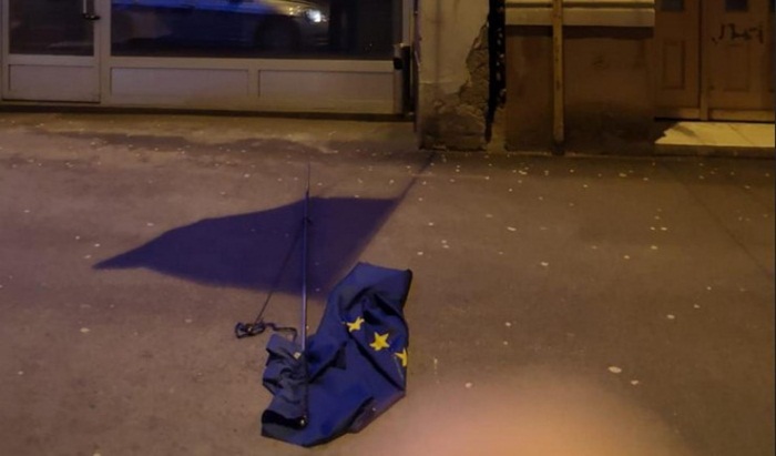 Sa zgrade Ambasade Hrvatske potrgana i bačena zastava EU