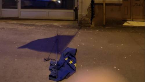 Sa zgrade Ambasade Hrvatske potrgana i bačena zastava EU