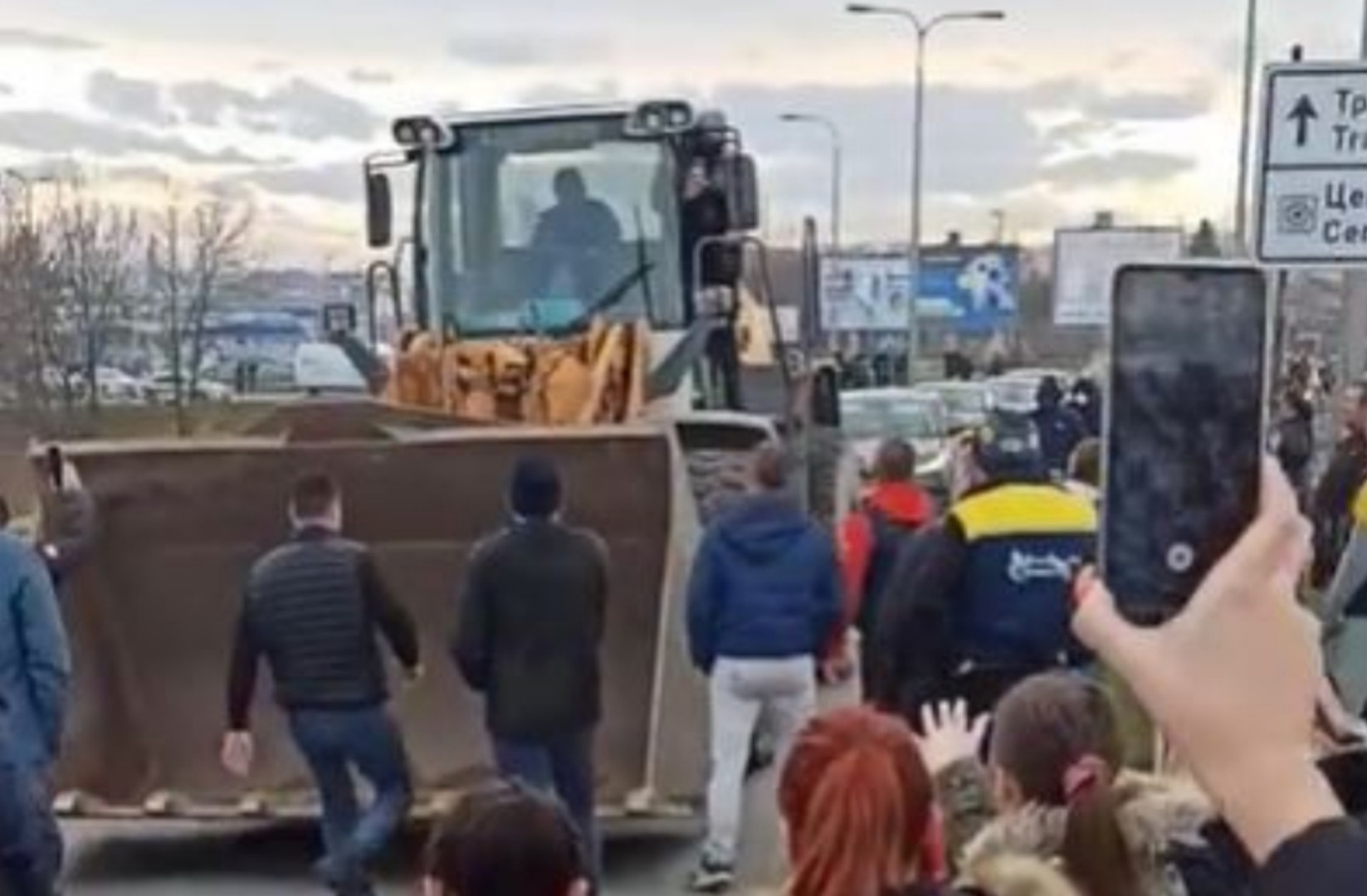 Šabac: Bagerom na ljude, maskirani huligani napali demonstrante