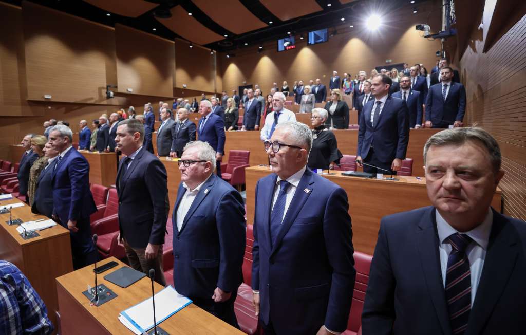 Saborski zastupnici i članovi Vlade odali počast papi Franji