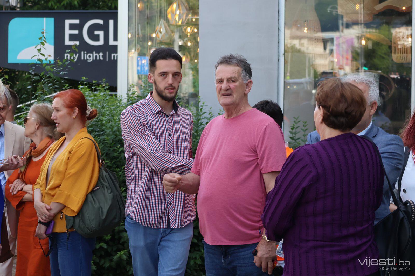 Šačica građana ispred OHR-a: Pred BiH je politički baraž