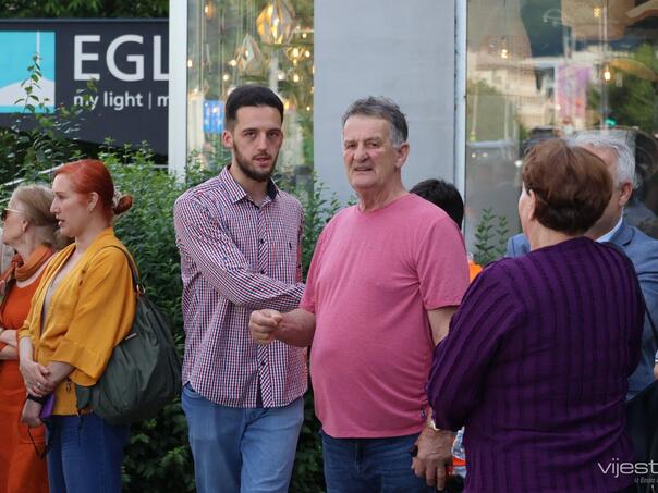 Šačica građana ispred OHR-a: Pred BiH je politički baraž