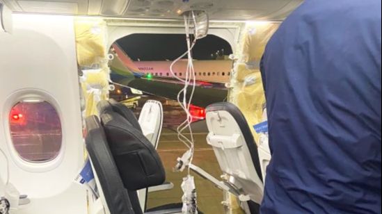 SAD: Avion sa 180 putnika prinudno sletio