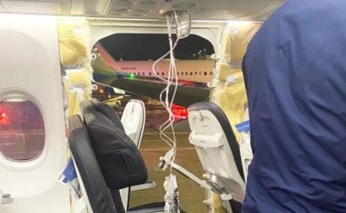 SAD: Avion sa 180 putnika prinudno sletio