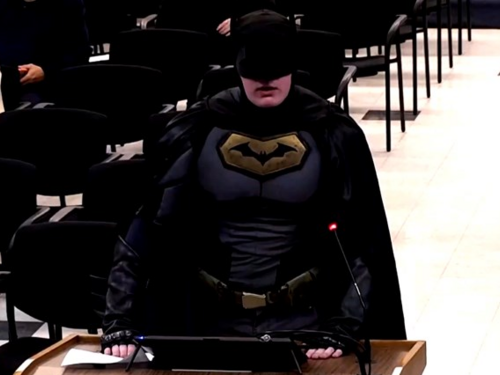 SAD: "Batman" upao na sjednicu i iskritikovao vijećnike zbog ICE-a