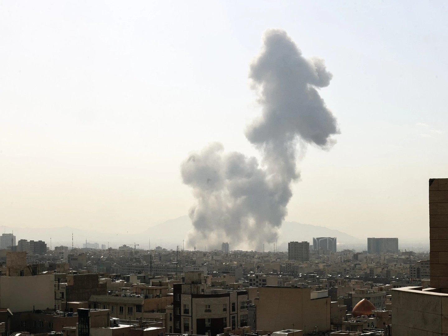 SAD bombarduje Iran: Hormuški moreuz gori, Teheran poručio "oko za oko"
