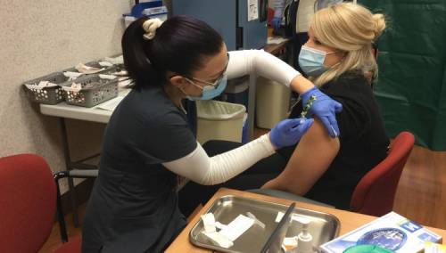 SAD će tražiti od zdravstvenih radnika da budu vakcinisani protiv Covid-19