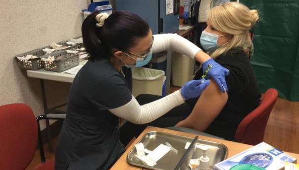 SAD će tražiti od zdravstvenih radnika da budu vakcinisani protiv Covid-19