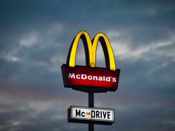SAD: Jedna osoba umrla od trovanja u McDonaldsu, desetoro završilo u bolnici