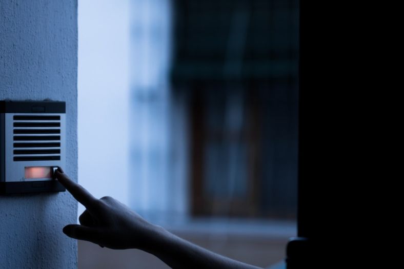 SAD: Muškarac upucao dijete jer mu je stalno zvonilo na interfon