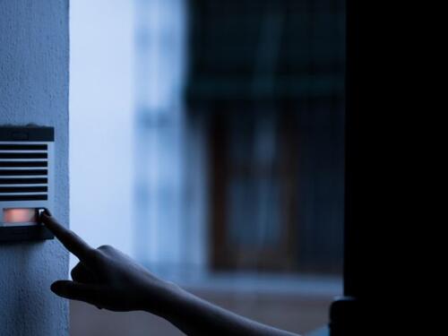 SAD: Muškarac upucao dijete jer mu je stalno zvonilo na interfon