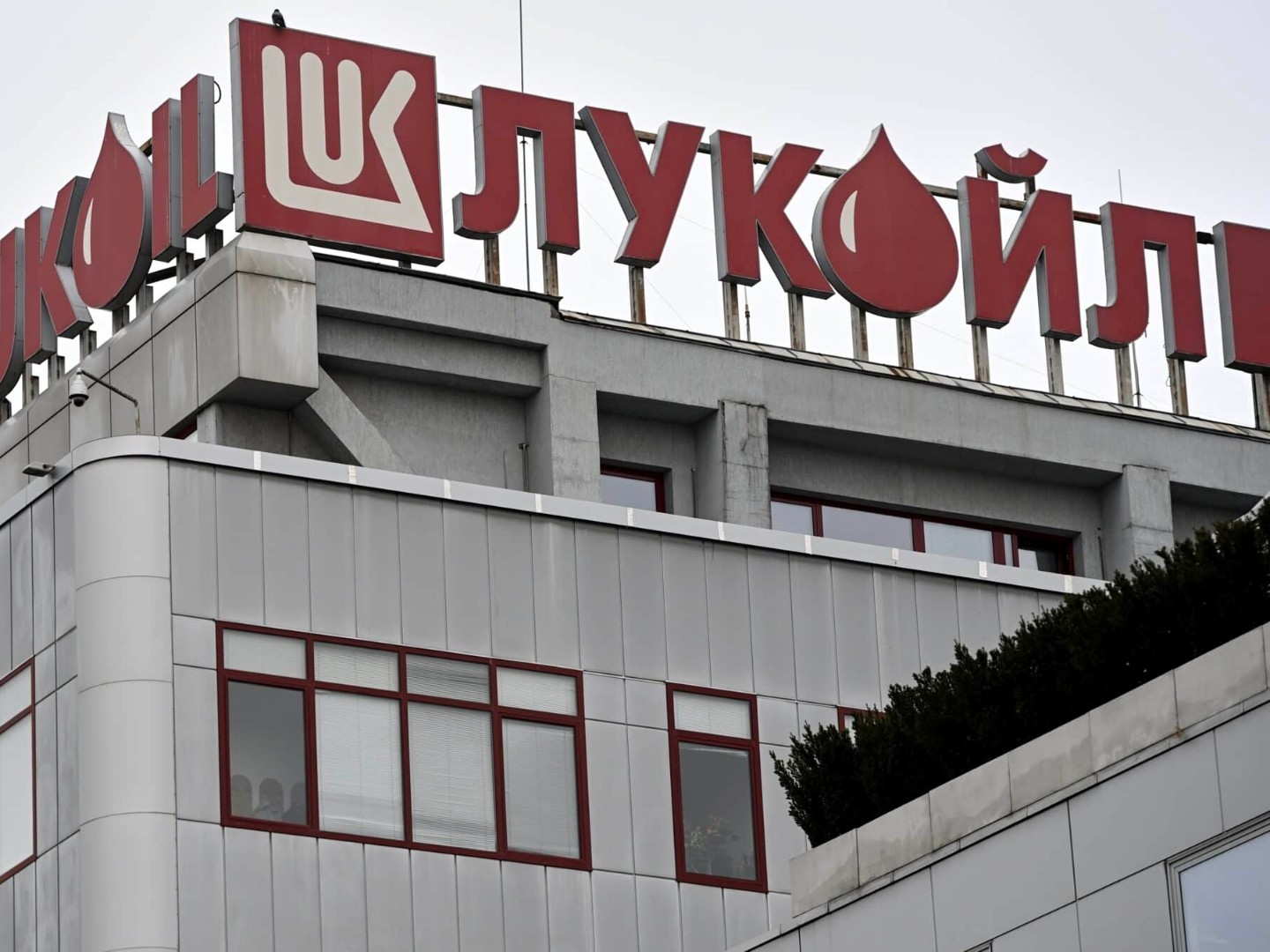 SAD produžile Lukoilu licencu za poslovanje