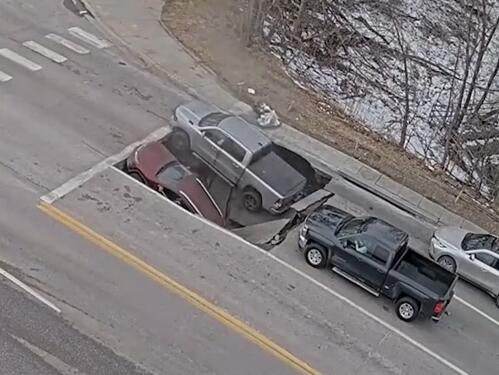 Vozači u panici: Ogromna rupa progutala dva vozila u sekundi