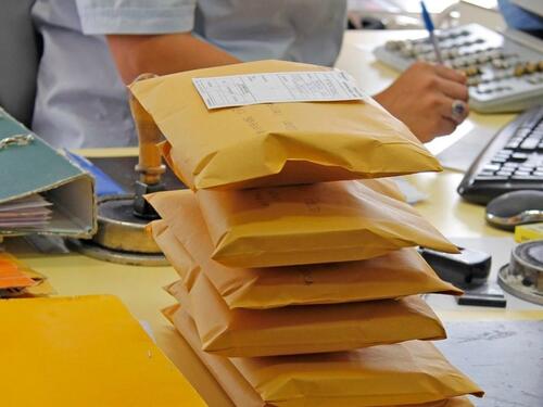 SAD smanjuje carine na male kineske pošiljke, ali zadržava naknadu