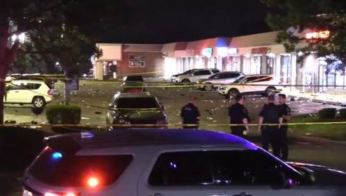 SAD: Zapucao na više od 200 ljudi ispred šoping-centra, brojni ranjeni