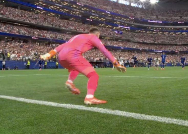 Sada je sve jasnije: Livaković napustio gol liniju prije vremena