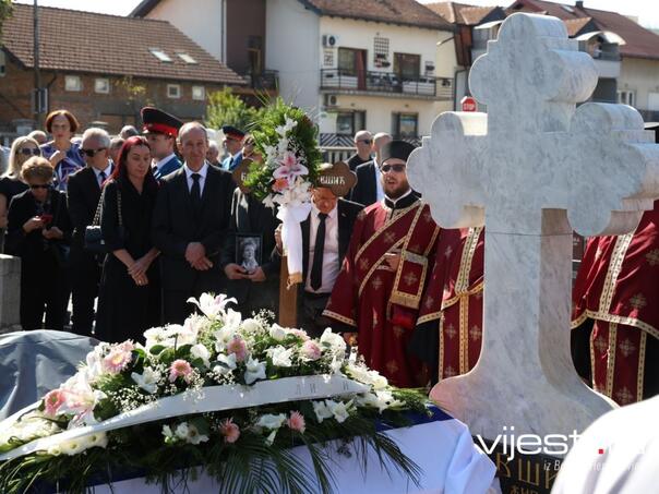 Sahranjena Biljana Plavšić: Uz ratnu zločinku počasni vod MUP-a RS