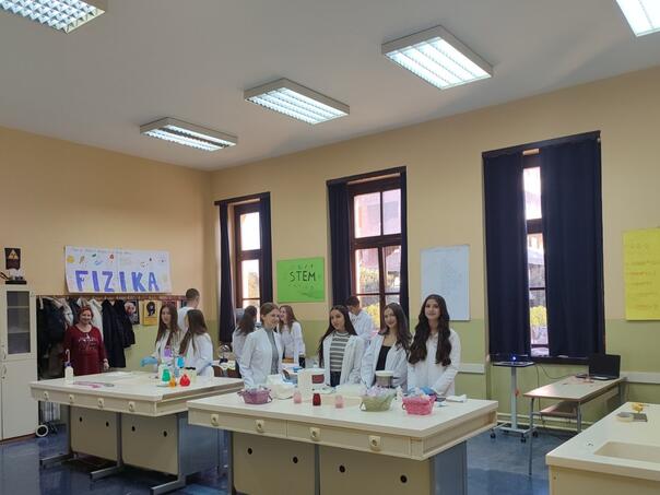 Sajam 'Daj(t)e se na znanje' u Gimnaziji Mostar: Popularizacija nauke među mladima
