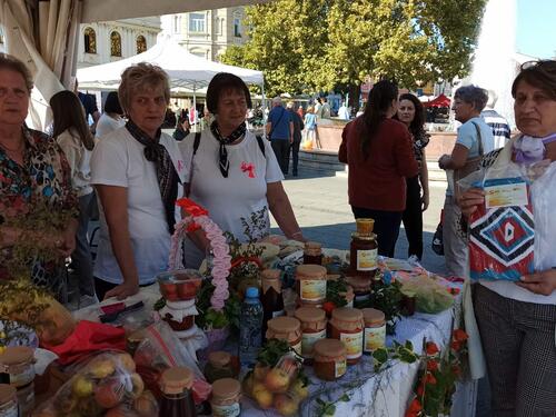 Foto / Sajam 'Žena sa sela u Tuzli': Štandovi puni domaćih proizvoda