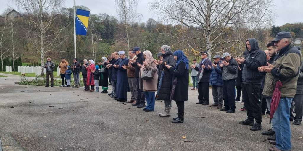 Salkić na šehidskom mezarju Veljaci: Ne smijemo dozvoliti da sile zla i podjela pobijede
