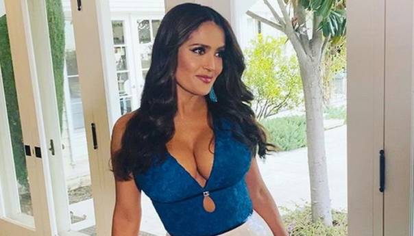 Salma Hayek isturila bujne grudi u prvi plan i podijelila mišljenja