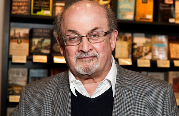 Salman Rushdie nakon napada na respiratoru