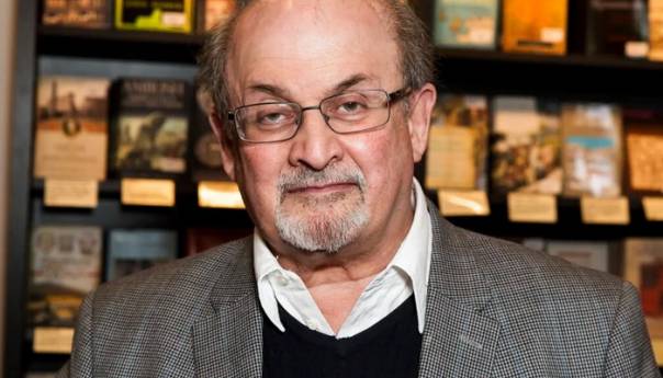 Salman Rushdie nakon napada na respiratoru