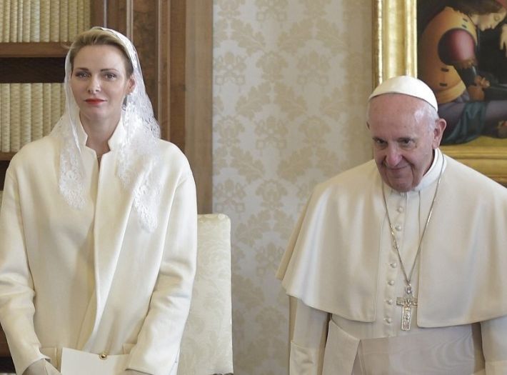 Samo sedam žena na svijetu smije nositi bijelo u prisustvu pape