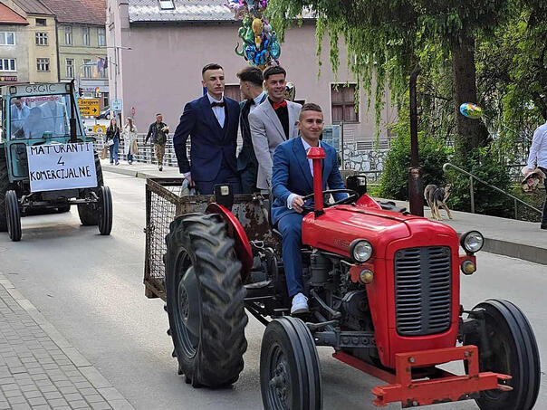 Samo u BiH: Na matursko večer stigli traktorima, pa dobili aplauze