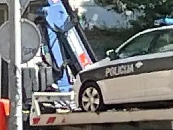 Samo u BiH: Pauk odvezao policijski automobil, ljudi gledali u čudu