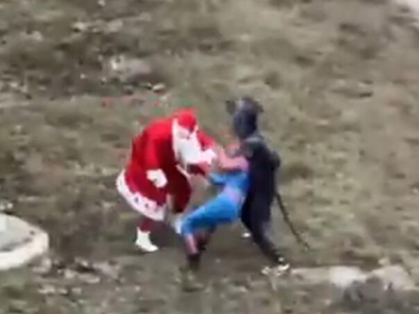 Samo u Rusiji: Potukli se Djed Mraz i Spider-Man, uključio se i miš