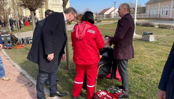 Samo u Srbiji: Ljudi padaju u nesvjest, Vučić prvi pruža pomoć
