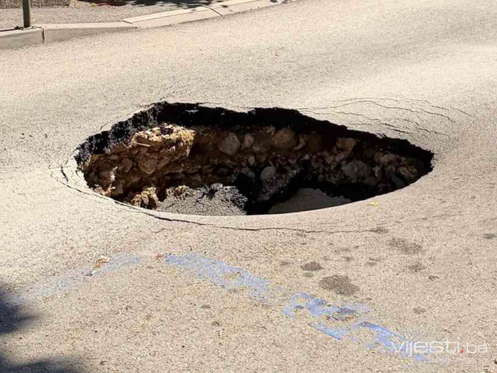 Sanacija nije izdržala ni dan: Cesta u centru Sarajeva ponovo propala