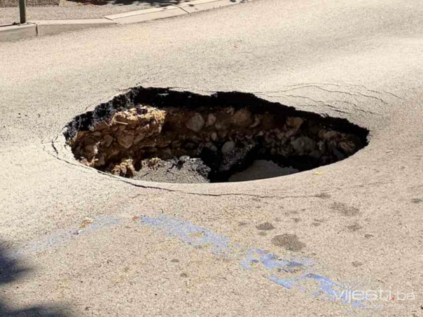 Sanacija nije izdržala ni dan: Cesta u centru Sarajeva ponovo propala