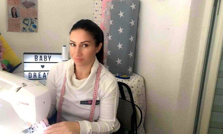 Sanela Mustafić iz Srebrenika izrađuje personalizirane posteljine za bebe