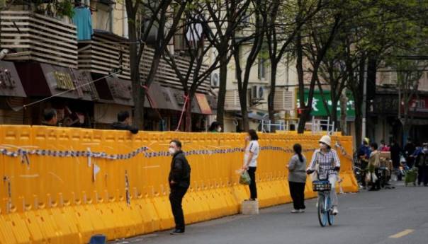 Šangaj ogradio zgrade pogođene covidom: Zatvorili su ljude kao domaće životinje