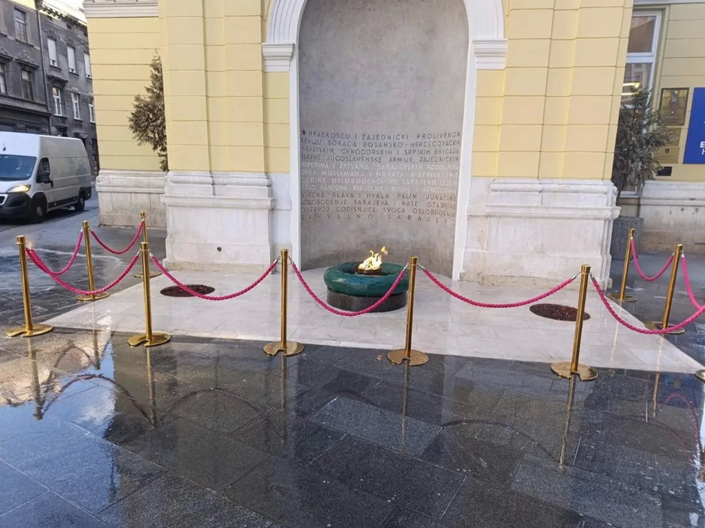 Saniran prostor spomenika "Vječna vatra" nakon devastacije