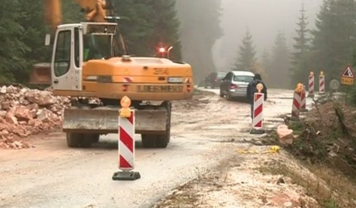 Saniranje puta prema Јahorini: Vozila se propuštaju naizmjenično