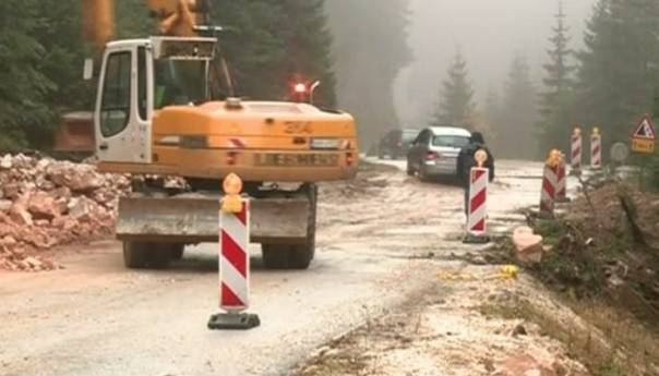 Saniranje puta prema Јahorini: Vozila se propuštaju naizmjenično