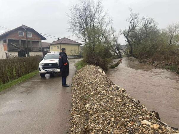 Sanski Most: Vodostaj Sane raste alarmantnom brzinom, Civilna zaštita na terenu