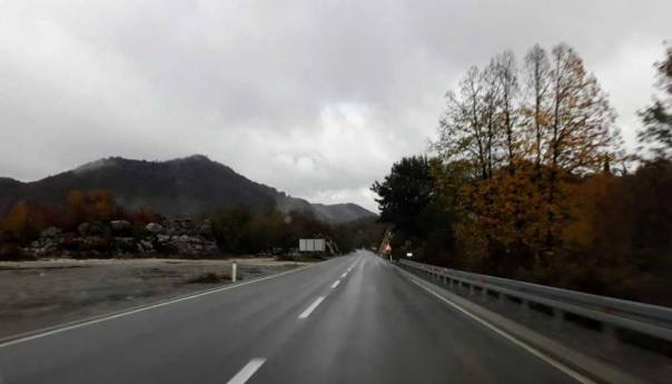 Saobraća se po mjestimično mokrom ili vlažnom kolovozu, smanjena vidljivost zbog magle
