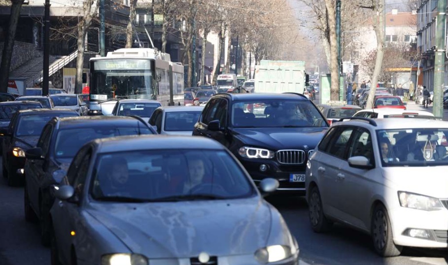 Saobraća se po mjestimično mokrom kolovozu, upozorava se na poledicu i odrone