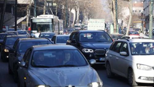Saobraća se po mjestimično mokrom kolovozu, upozorava se na poledicu i odrone