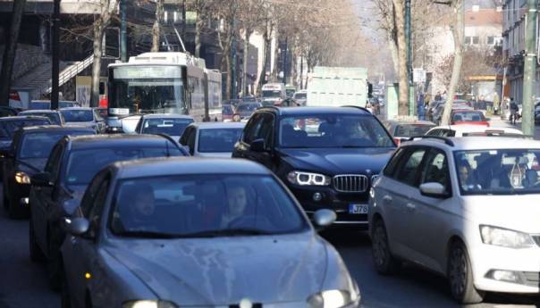 Saobraća se po mjestimično mokrom kolovozu, upozorava se na poledicu i odrone