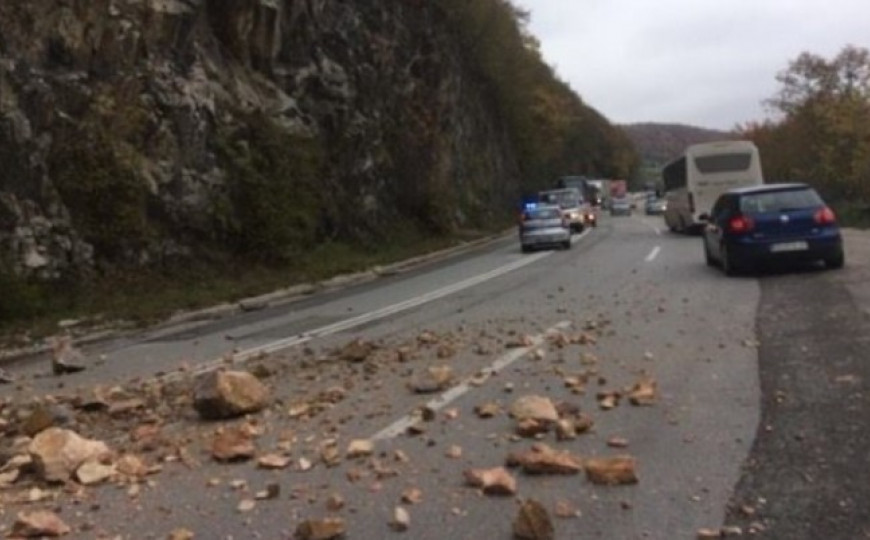 Saobraća se po mjestimično vlažnom ili suhom kolovozu, učestali odroni