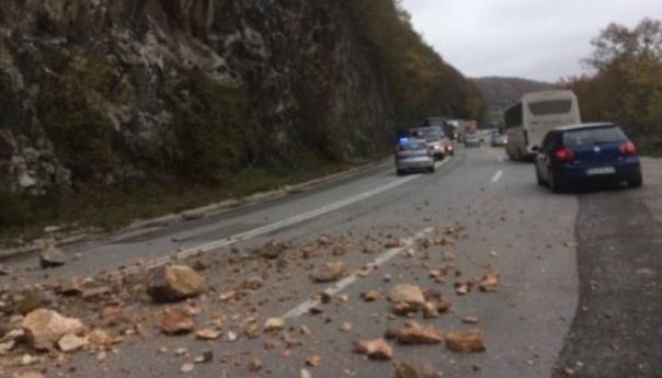 Saobraća se po mjestimično vlažnom ili suhom kolovozu, učestali odroni